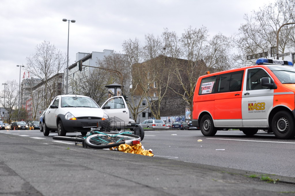 VU PKW gegen Rad Koeln Turinerstr P06.JPG